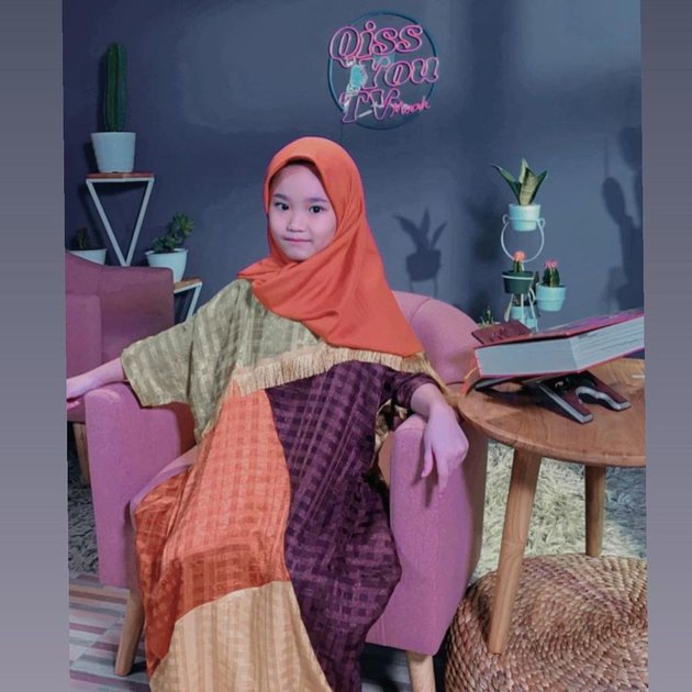 Momen Bilqis memakai balutan hijab ini telah diabadikan di media sosial instagram Ayu Ting Ting.