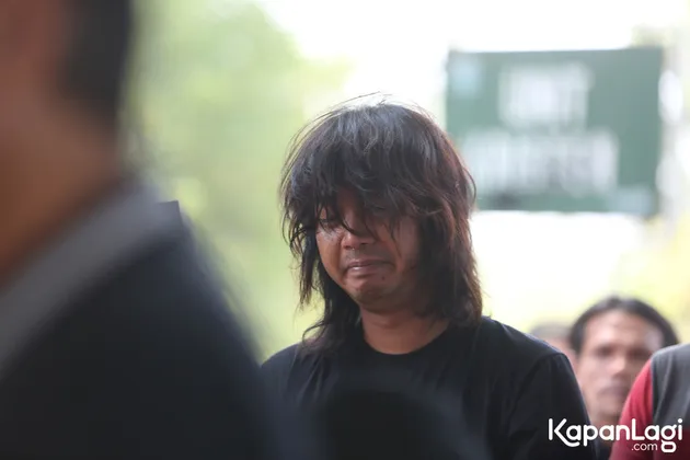 Bojes AFI Menangis di Pemakaman Ayahanda