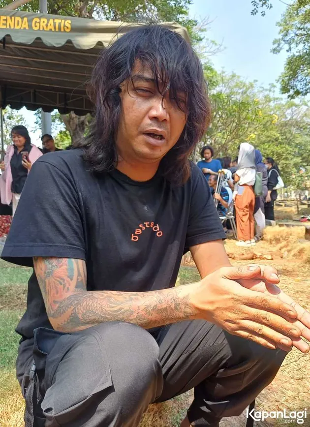 Bojes AFI Menangis di Pemakaman Ayahanda