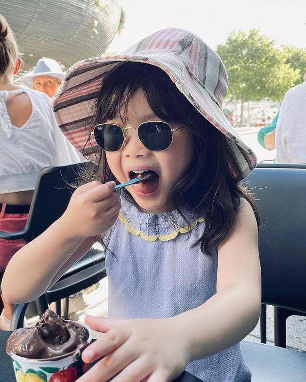 8 Potraits of Bridgia, Acha Septriasa's Daughter, who is Getting More Beautiful and Adorable, Eating Ice Cream with the Style of a Teenager and Will Become an Older Sister