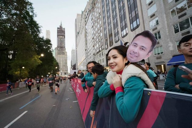 8 Portraits of Bucin Nagita Slavina Supporting Raffi Ahmad's Marathon in New York, Making More Emotional