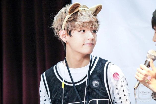 8 Photos of V BTS Getting Handsomer From Year to Year, Successfully Making ARMY Fall in Love!