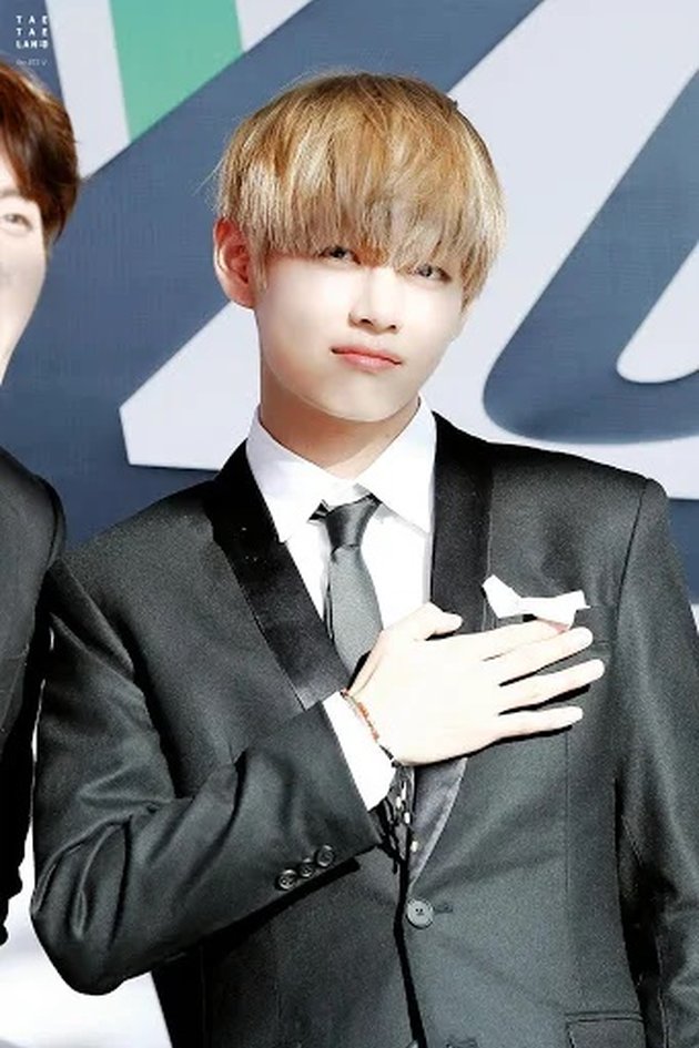 8 Photos of V BTS Getting Handsomer From Year to Year, Successfully Making ARMY Fall in Love!