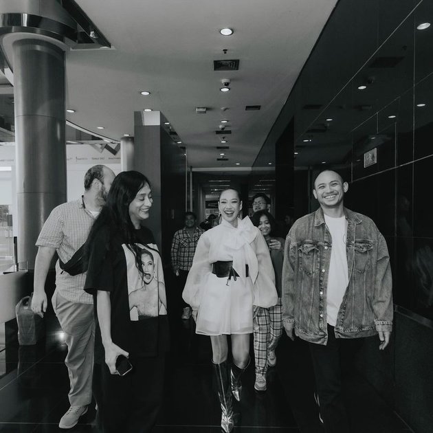 8 Photos of Bunga Citra Lestari and Tiko Aryawardhana Celebrating Their First Valentine's Day as Husband and Wife, Still While Working - Super Romantic