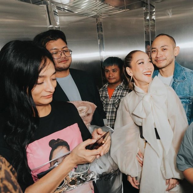 8 Photos of Bunga Citra Lestari and Tiko Aryawardhana Celebrating Their First Valentine's Day as Husband and Wife, Still While Working - Super Romantic