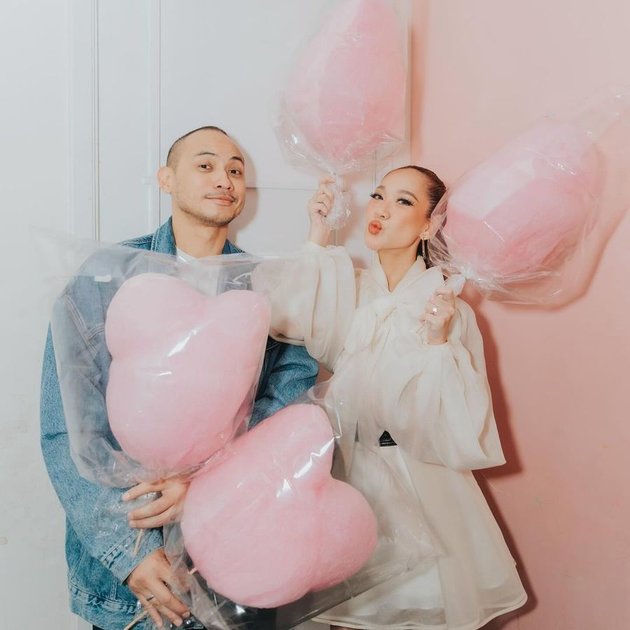 8 Photos of Bunga Citra Lestari and Tiko Aryawardhana Celebrating Their First Valentine's Day as Husband and Wife, Still While Working - Super Romantic