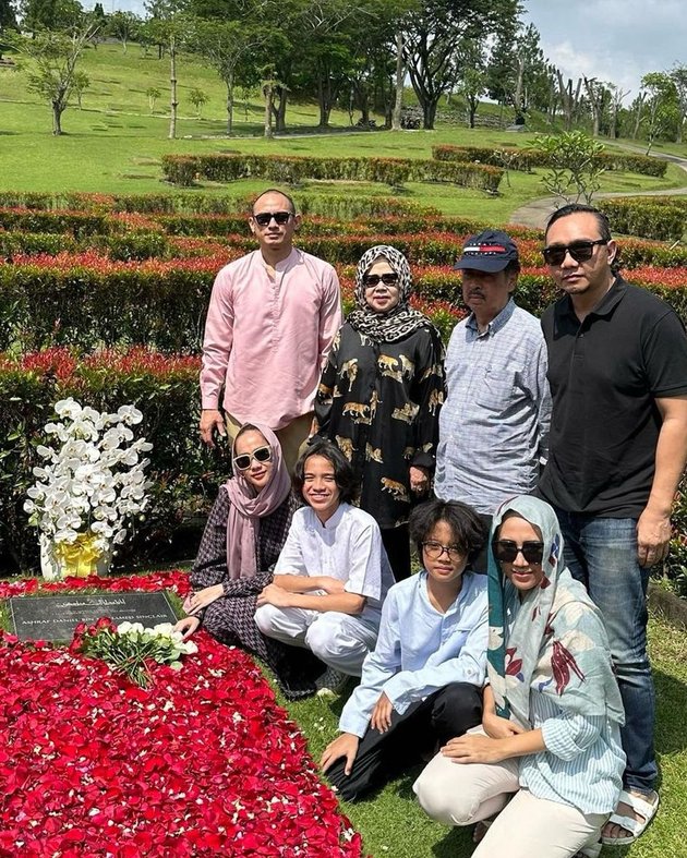8 Photos of Bunga Citra Lestari's Visit to Ashraf Sinclair's Grave Exactly 4 Years After His Departure, Accompanied by Tiko Aryawardhana - Bringing Red-White Roses