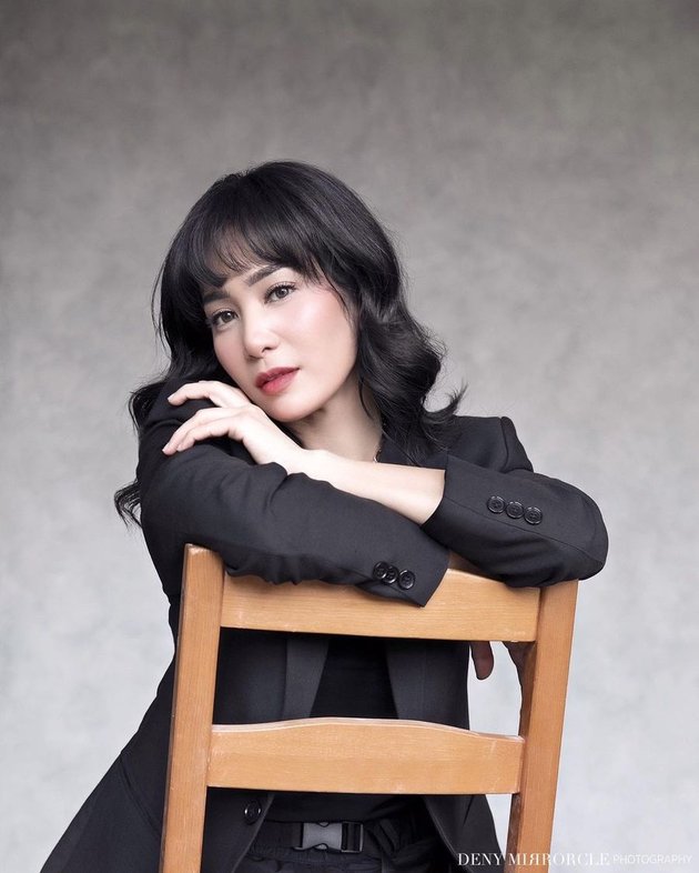 8 Photos of Bunga Zainal Looking More Beautiful Like a Korean Actress with Bangs, Said to Resemble Song Hye Kyo