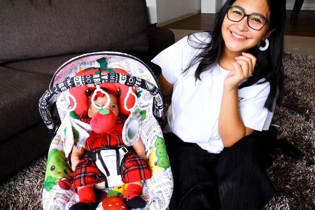 8 Portraits of Caca Tengker Taking Care of Her Child, Her Natural Beauty - Radiating Maternal Aura