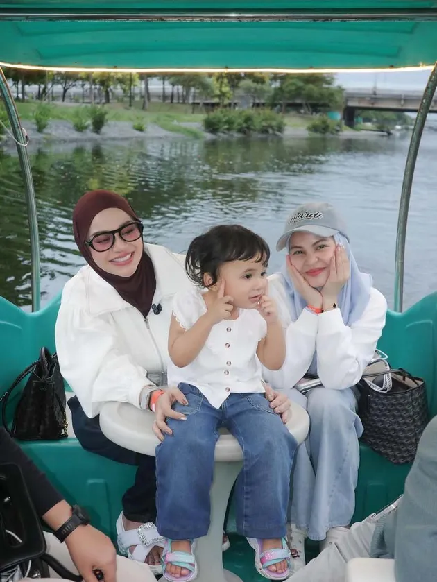 Potret cantik Aurel Hermansyah temani anak main