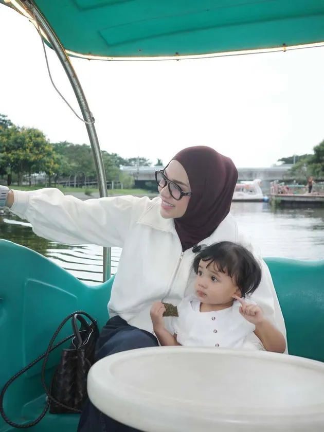 Potret cantik Aurel Hermansyah temani anak main