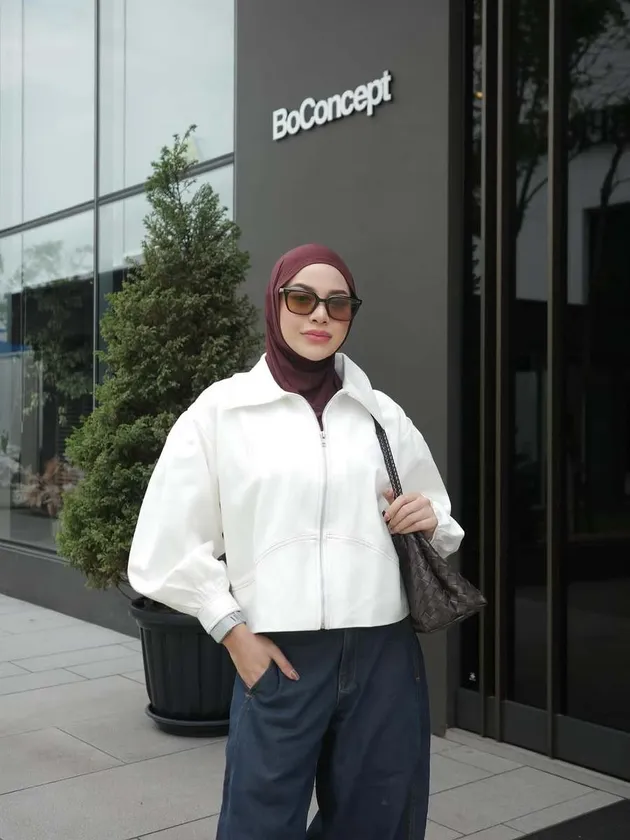 Potret cantik Aurel Hermansyah temani anak main