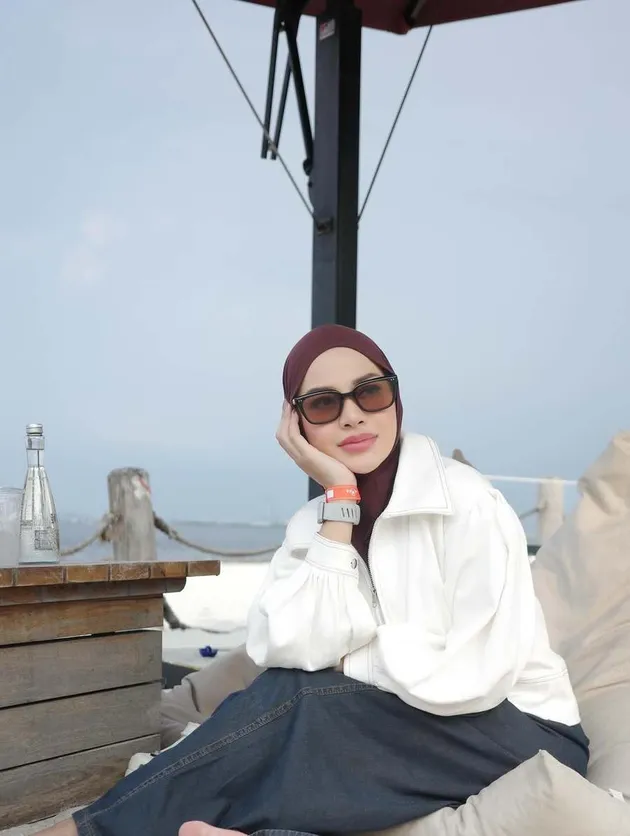 Potret cantik Aurel Hermansyah temani anak main