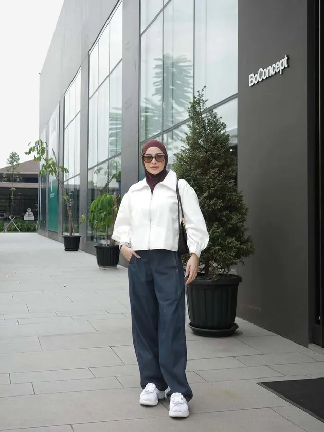 Potret cantik Aurel Hermansyah temani anak main