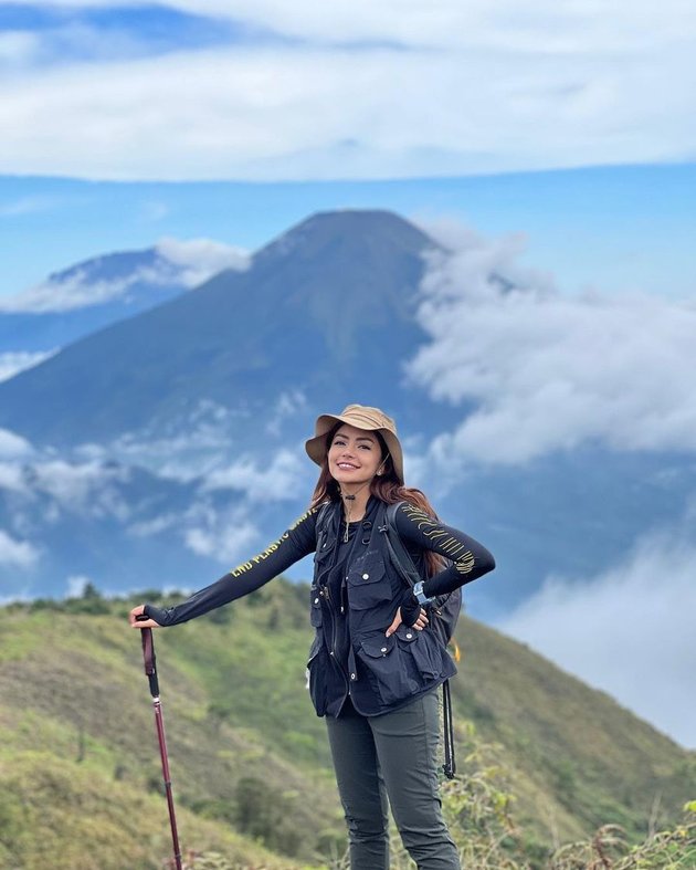 8 Beautiful Photos of DJ Yasmin When Climbing a Mountain, Netizens Are Confused About Where to Focus
