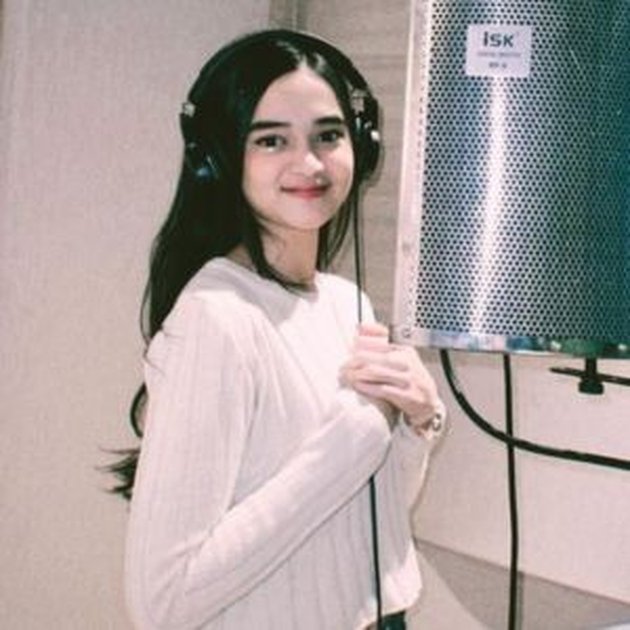8 Beautiful Portraits of Elsya, Singer of the Viral Song 'TRAUMA' Composed by Prilly Latuconsina and Aan Story