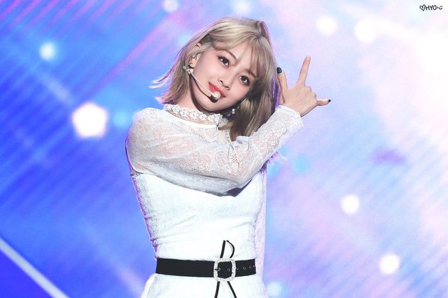 Saat tampil di atas panggung, Jihyo memang selalu tampak begitu bersinar. Namun, dengan rambutnya yang kini blonde, Idol tersebut terlihat semakin mempesona bikin hati fans klepek-klepek.