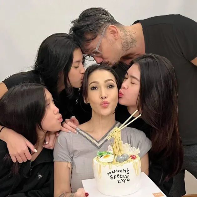 Mieke Amalia Cucu Pertama