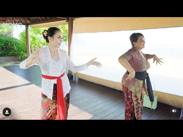 Di sela momen liburan ke Pulau Bali, Momo menyempatkan untuk belajar tari Bali.