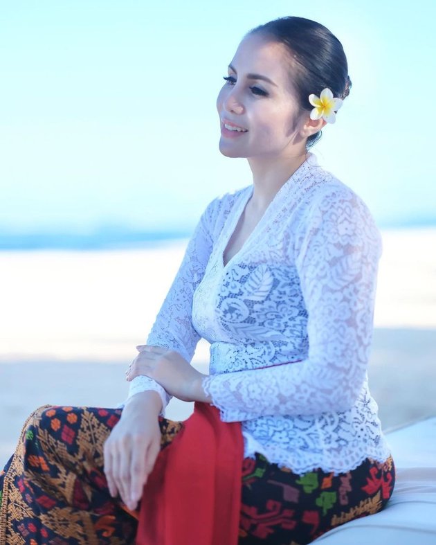 8 Beautiful Portraits of Momo Geisha in Traditional Balinese Attire, Stunning Netizens