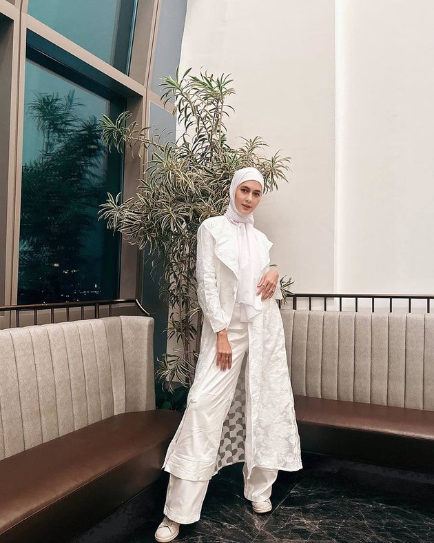 8 Beautiful Portraits of Paula Verhoeven in Hijab, Baim Wong: As a Husband, I Can Only Guide
