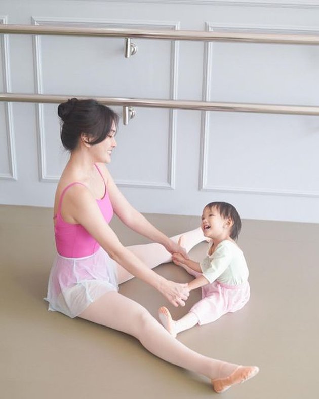 8 Beautiful Portraits of Shandy Aulia Joining Ballet Class, Hot Mom Showcasing Graceful Charm and Flexible Slim Body!