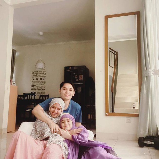8 Beautiful Portraits of Sienna, Marshanda and Ben Kasyafani's Daughter, Wearing Hijab, Her Aura Soothes the Heart