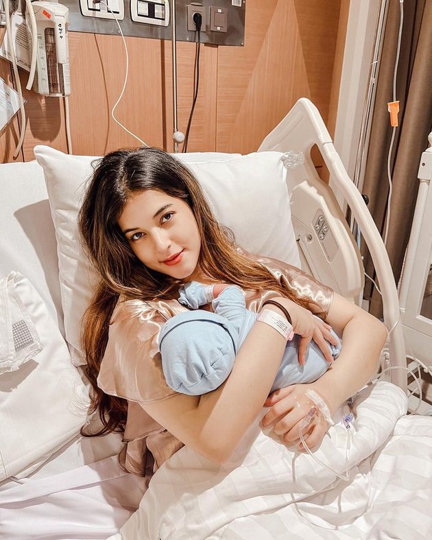8 Beautiful Photos of Tasya Farasya After Giving Birth to her 2nd Child, Baby Isa's Face & Her Eldest Daughter Highlighted