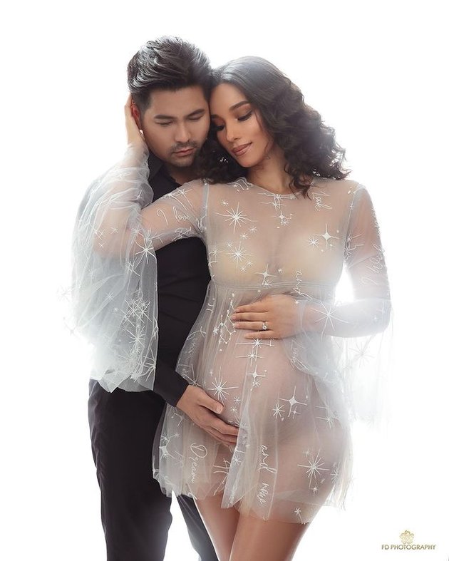 8 Beautiful Portraits of Vanessa Lima, Jessica Iskandar's Sister-in-Law, in the Latest Maternity Shoot, Showing off Baby Bump - Hot in Transparent Dress