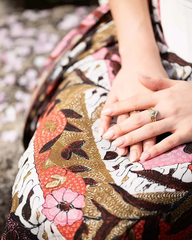 Cantiknya Ariel Tatum di Bawah Sakura Mekar