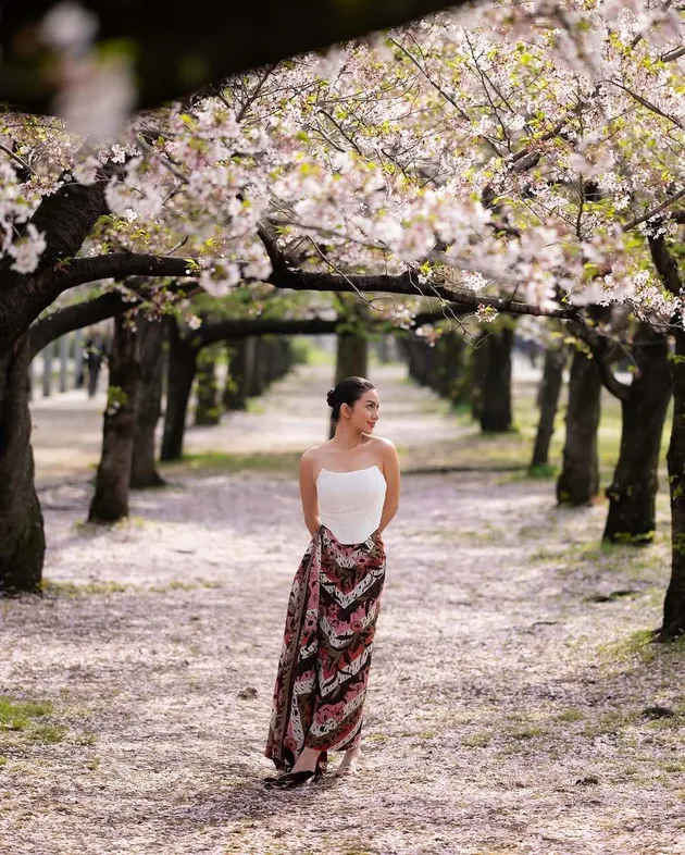 Cantiknya Ariel Tatum di Bawah Sakura Mekar