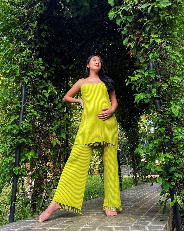 8 Beautiful Photos of Canti Tachril, Adipati Dolken's Wife who Loves Showing off Her Baby Bump, Giving Birth Soon