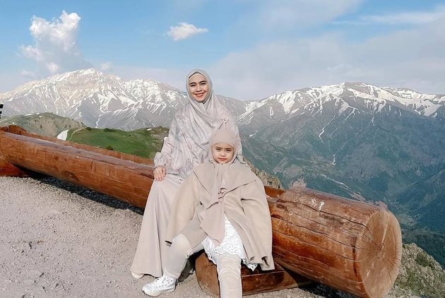 8 Beautiful Portraits of Maryam, Oki Setiana Dewi's Daughter, During Vacation in Uzbekistan, Looking Stylish and Mesmerizing!