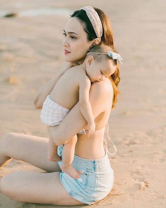 8 Beautiful Photos of Shandy Aulia Wearing Bikini and Hotpants at the Beach, Showing off Body Goals!