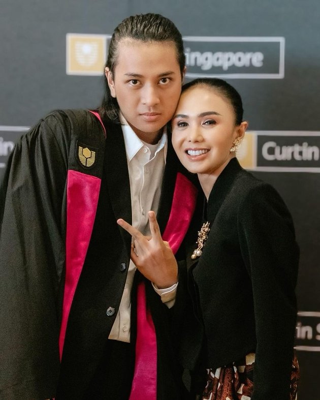8 Portraits of Cavin Obrient, Yuni Shara's Son, Graduating with a Bachelor's Degree in Singapore, The Singer Ironed His Eldest Son's Graduation Gown Himself