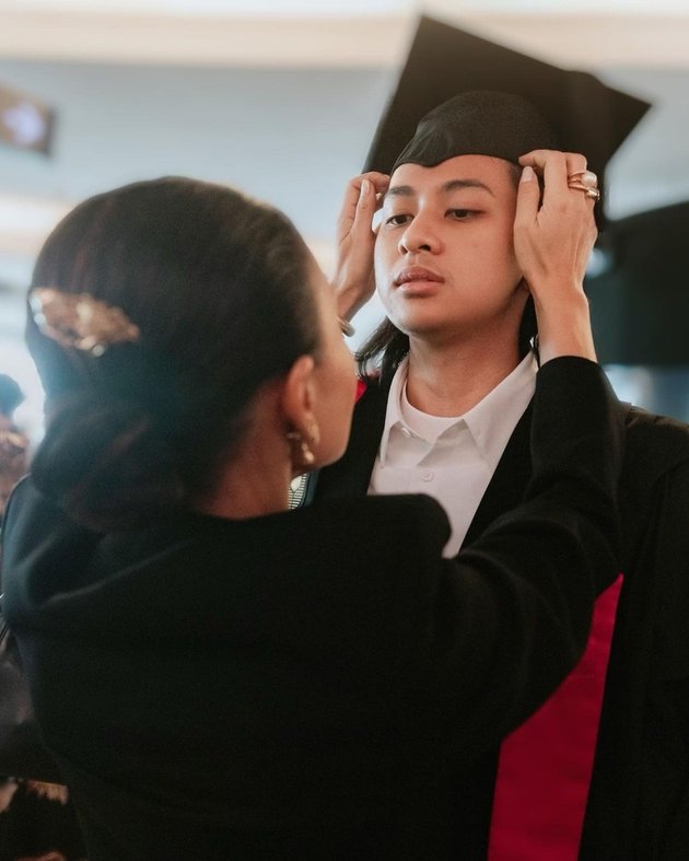 8 Portraits of Cavin Obrient, Yuni Shara's Son, Graduating with a Bachelor's Degree in Singapore, The Singer Ironed His Eldest Son's Graduation Gown Himself