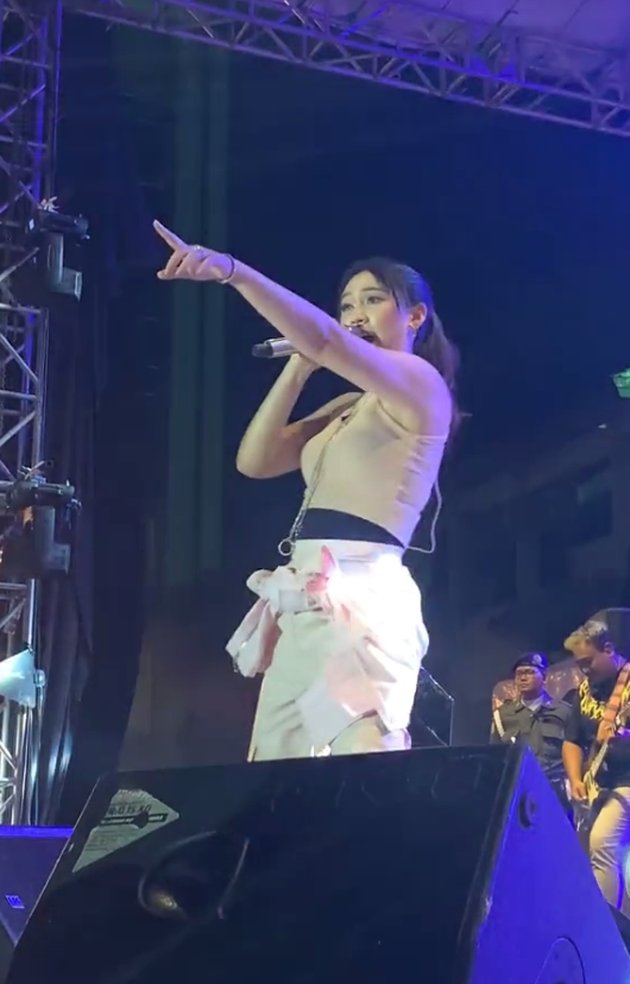 8 Photos of Happy Asmara's Ripped Pants in the Intimate Area While Performing, Remaining Professional and Calm in Facing Netizens
