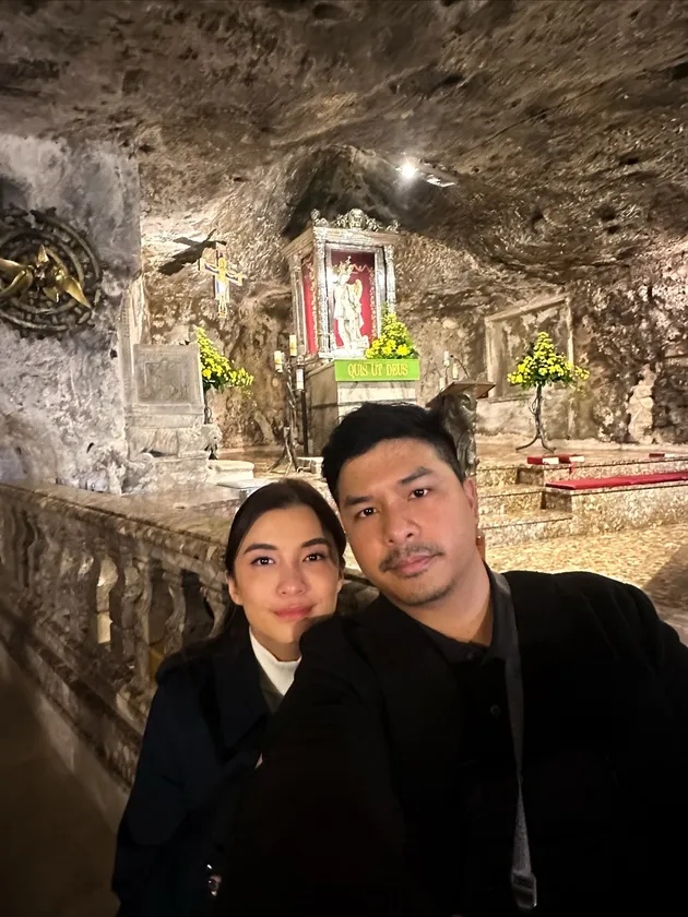 Chelsea Olivia dan Glenn Alinskie di gereja bersejarah