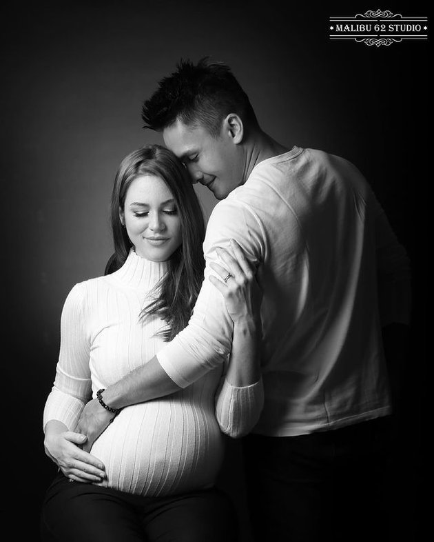8 Photos of Chelsey Frank, Randy Pangalila's Wife, Showing off Her Growing Baby Bump, Looking Beautiful and Glowing!