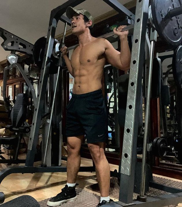 8 Photos of Chicco Jerikho Who Recently Likes to Go Shirtless and Show Off His Six Pack Abs While Working Out