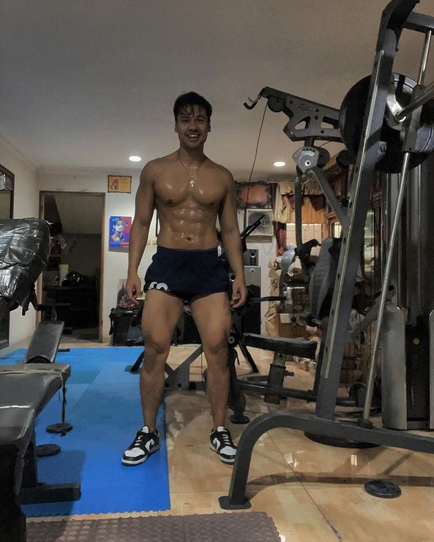 8 Photos of Chicco Jerikho Who Recently Likes to Go Shirtless and Show Off His Six Pack Abs While Working Out
