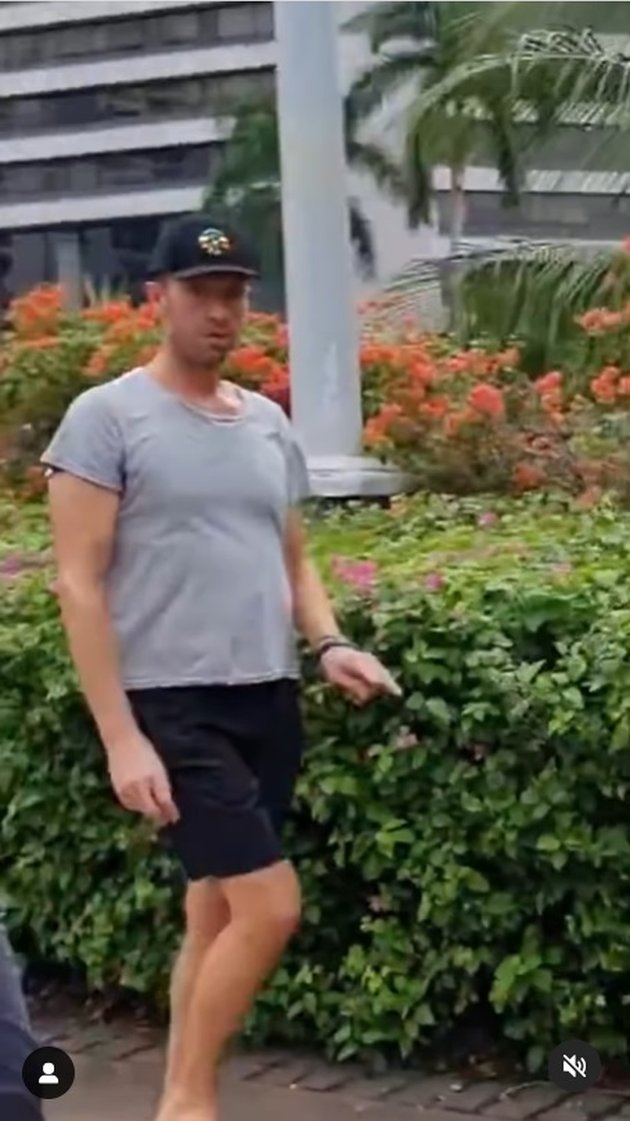 8 Portraits of Chris Martin Limping in Jakarta Ahead of Concert, His Appearance Highlighted - Netizens Remind of Nail and Glass Shards