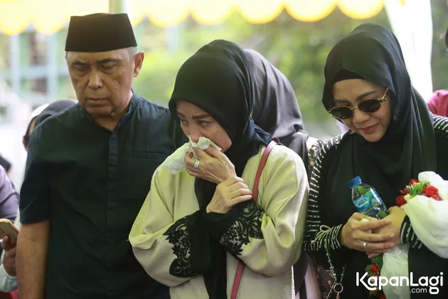 8 Potret Cici Faramida Menangis