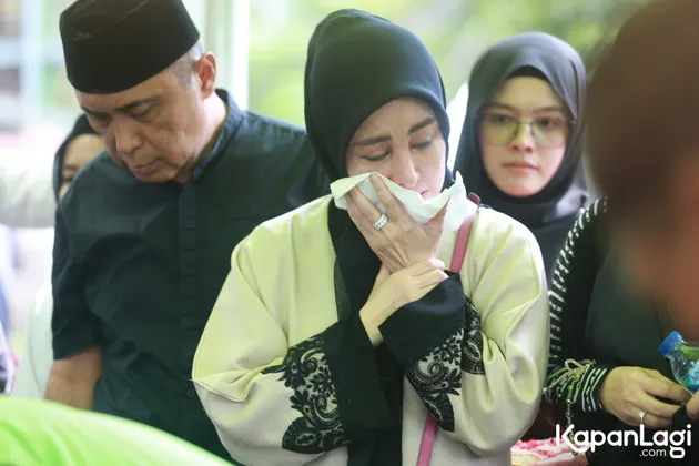8 Potret Cici Faramida Menangis