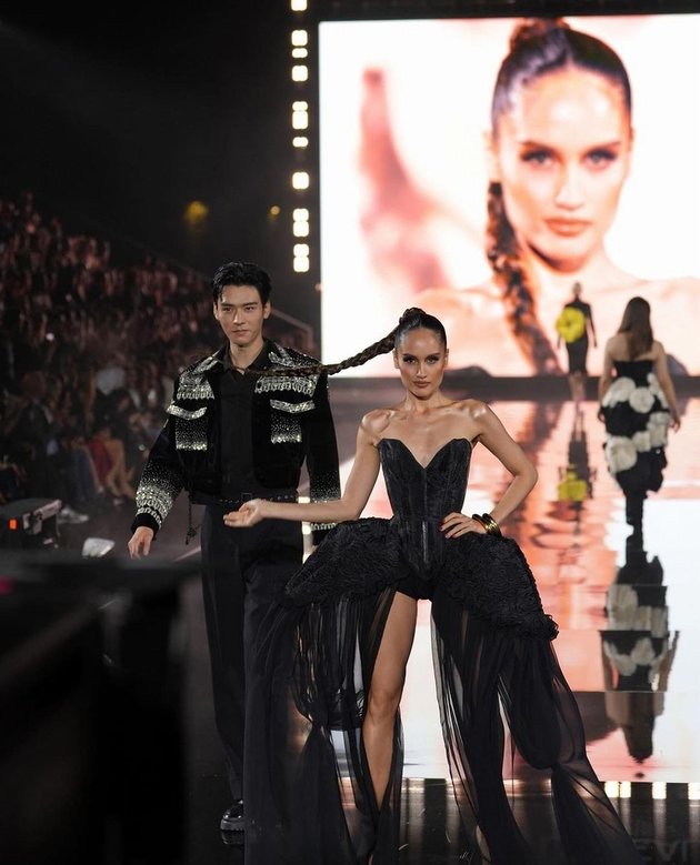 8 Photos of Cinta Laura at Paris Fashion Week, Stunningly Beautiful - Not Overwhelmed Even When Sharing the Stage with Kendall Jenner 