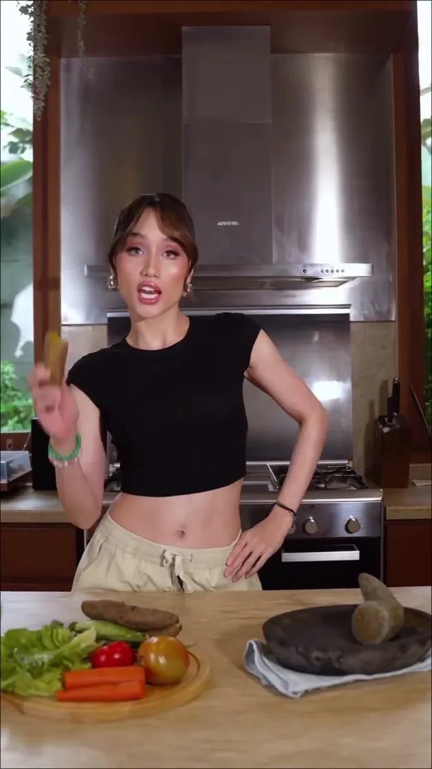 Potret Cinta Laura masak sendiri