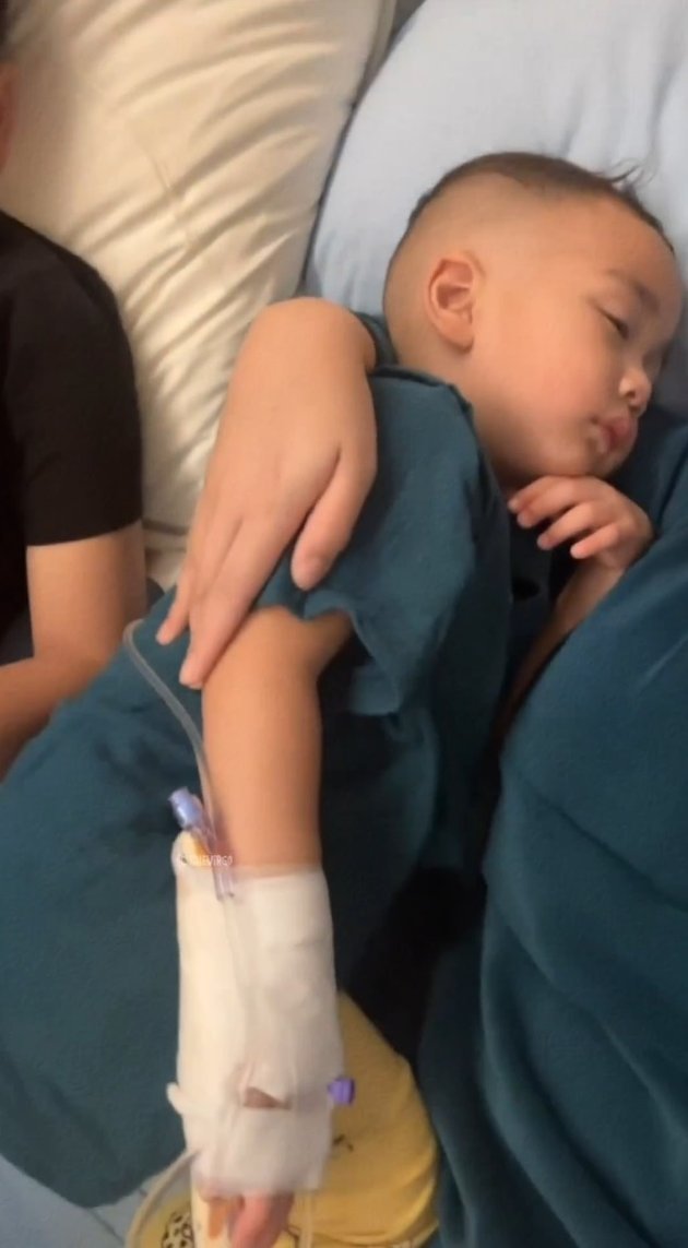 8 Portraits of Rayyanza who is currently ill, weak until needing an infusion - Rafathar becomes an alert brother