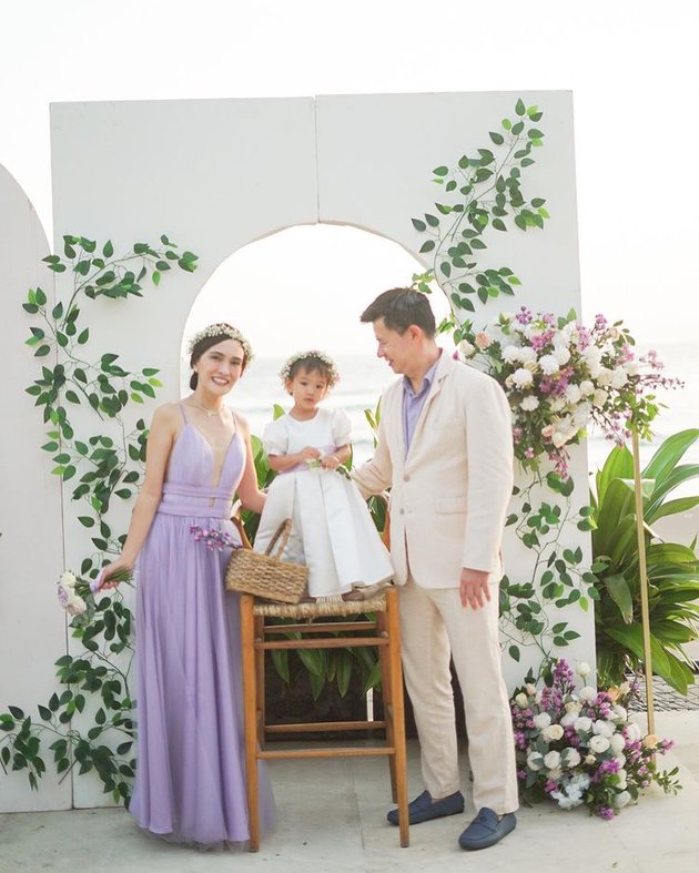 Seperti inilah potret kebersamaan Shandy Aulia, David Herbowo, dan putri kecil mereka, Claire Herbowo di sebuah pesta pernikahan yang digelar di Bali.