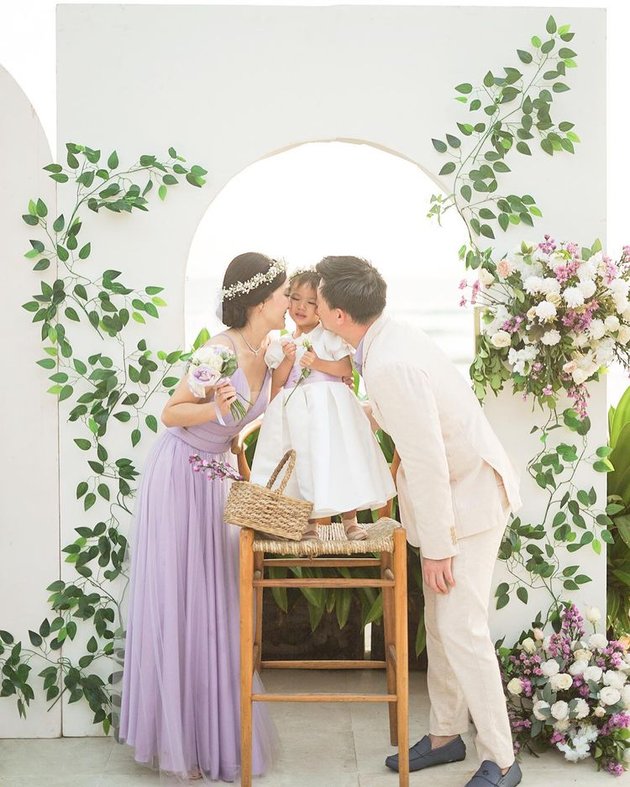 8 Pictures of Claire, Shandy Aulia's Daughter, as a Flower Girl at a Wedding Party, Beautiful and Adorable Like Her Mother