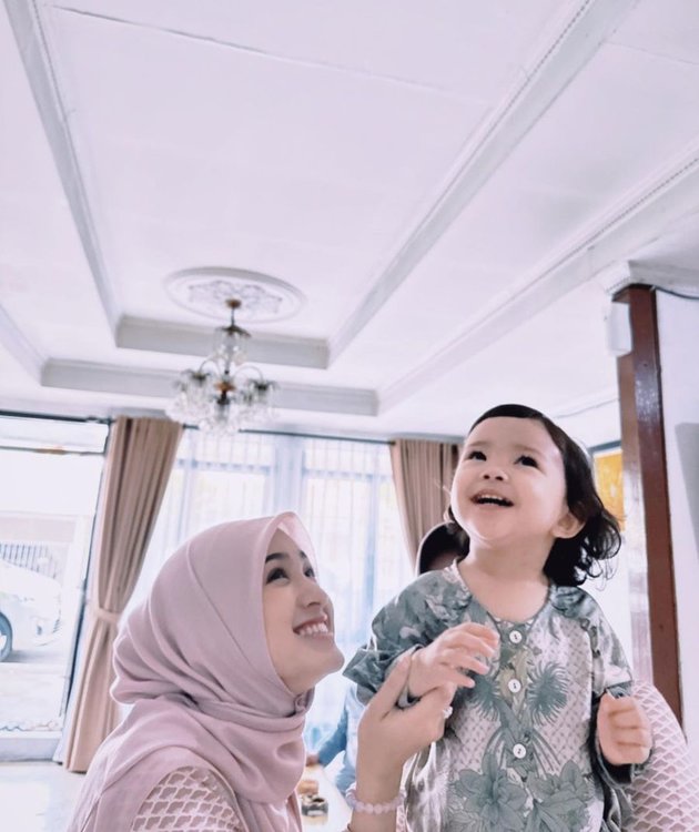 8 Photos of Cut Syifa, Star of the Soap Opera 'TAJWID CINTA', Celebrating Eid al-Fitr with Family, Her Relaxed Pose is Highlighted - Elegant in Pastel-Colored Hijab